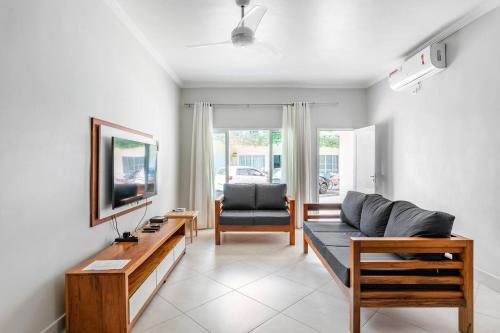 ein Wohnzimmer mit Couch und Tisch in der Unterkunft Juquehy Casa Espaçosa em Condomínio in Juquei