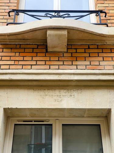 a building with a sign above a door at Appartement Premium dans une belle demeure - Hyper centre-ville de Reims in Reims