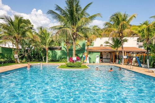 eine Gruppe von Personen in einem Pool mit Palmen in der Unterkunft Juquehy Casa Espaçosa em Condomínio in Juquei