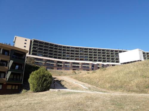 - une vue sur l'extérieur de l'immeuble dans l'établissement Joli petit studio à Villard de Lans, à Villard-de-Lans