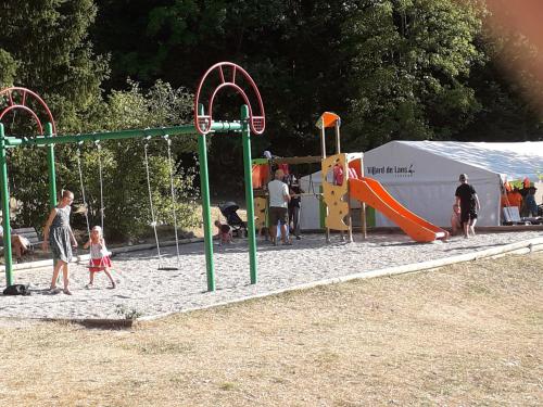 un groupe d'enfants jouant sur une aire de jeux dans l'établissement Joli petit studio à Villard de Lans, à Villard-de-Lans