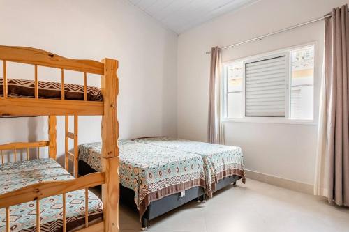 Ein Bett oder Betten in einem Zimmer der Unterkunft Juquehy Casa Espaçosa em Condomínio