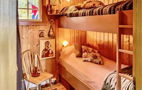 - une chambre avec 2 lits superposés et une chaise dans l'établissement Beautiful Home In Uvdal With Kitchen, à Uvdal