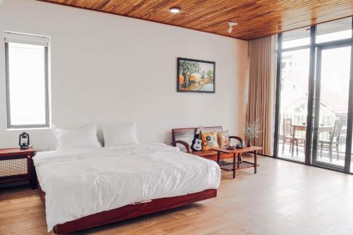 a bedroom with a large bed and a balcony at Anstay Homestay & Apartment in Da Nang