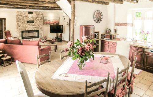un salon avec une table avec un vase de fleurs dans l'établissement 3 Bedroom Nice Home In Fleurac, à Fleurac