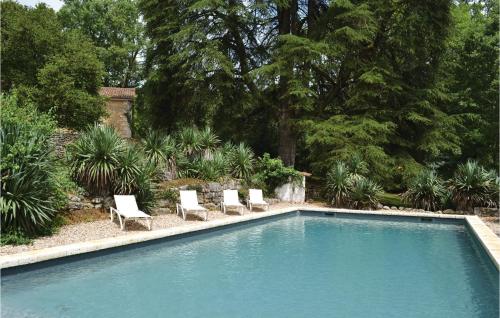 - une piscine avec 2 chaises et une piscine dans l'établissement Gorgeous Home In St, Martin Des Combes, à Saint-Martin-des-Combes