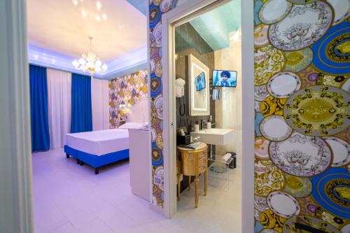 サレルノにあるLeucosya Luxury Roomsのベッドルーム1室(ベッド1台付)、バスルーム(鏡付)
