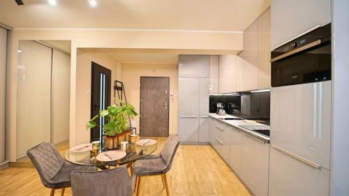 Η κουζίνα ή μικρή κουζίνα στο Apartamenty EverySky - Słowackiego 5a-b