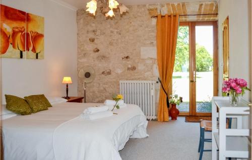 a bedroom with two beds and a window at Cozy Home In Montaut With Outdoor Swimming Pool in Montaut