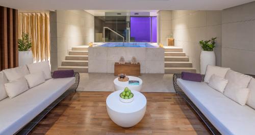 Гостиная зона в InterContinental Dubai Marina by IHG