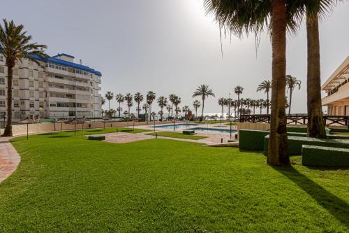 Beachfront with Spectacular views and Swimming pool