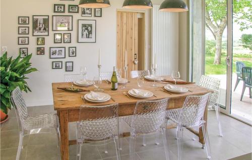 une salle à manger avec une table et des chaises en bois dans l'établissement Cozy Home In Staubin De Cadeleche, à Razac-dʼEymet