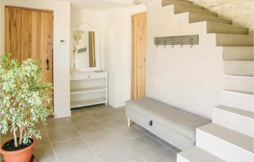 een kamer met een bank naast een trap bij 3 Bedroom Cozy Home In St,aubin De Cadeleche in Razac-dʼEymet