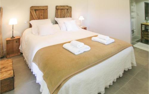 1 dormitorio con 1 cama grande y toallas. en 3 Bedroom Cozy Home In St,aubin De Cadeleche, en Razac-dʼEymet