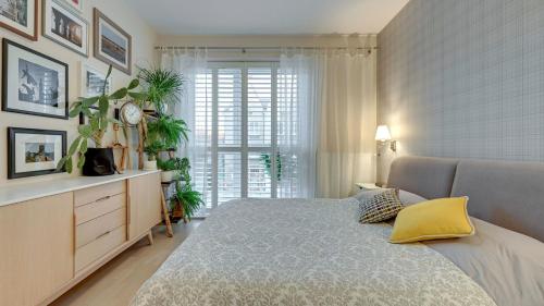 a bedroom with a bed and a large window at Dom & House - Old Town Tandeta in Gdańsk