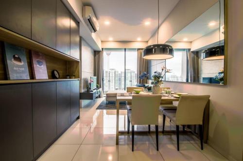 a kitchen and dining room with a table and chairs at Robertson by Shahjalal Suites in Kuala Lumpur