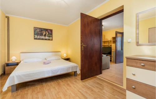 een slaapkamer met een bed en een badkamer bij Stunning Apartment In Lovran With Kitchen in Lovran