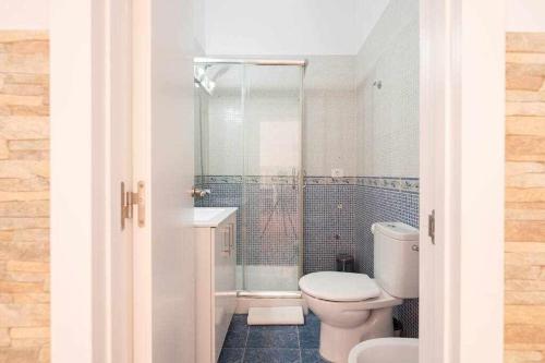 W łazience znajduje się toaleta, prysznic i umywalka. w obiekcie Precioso bungalow vacacional en Playa del Inglés w mieście San Bartolomé