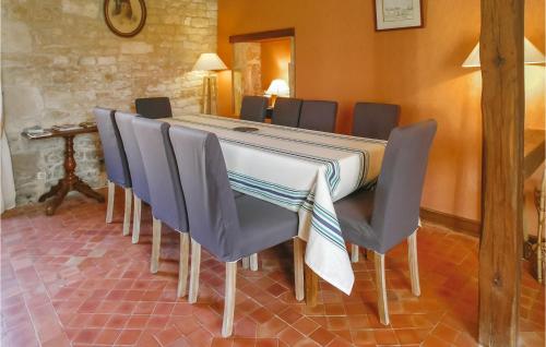 a dining room with a table and chairs at Stunning Home In St Maixent De Beugné in Saint-Maixent-de-Beugné