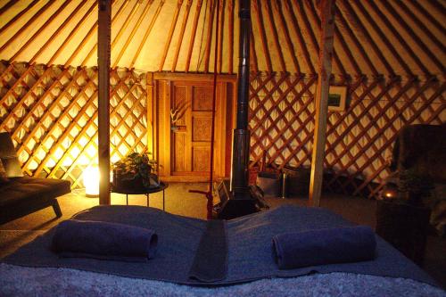 Säng eller sängar i ett rum på Aurora Yurt