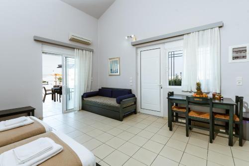 Sala de estar con cama, sofá y mesa en Gelina Apartments, en Plataniás