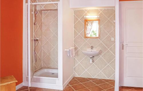 y baño con ducha y lavamanos. en Gorgeous Home In Vaudoy-en-brie With Wifi, en Vaudoy-en-Brie