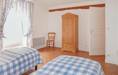Vaudoy-en-BrieにあるGorgeous Home In Vaudoy-en-brie With Wifiのベッドルーム1室(ベッド1台、ドレッサー、椅子付)