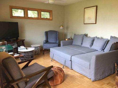 sala de estar con sofá y silla en Little Whit on Chautauqua Lake en Mayville