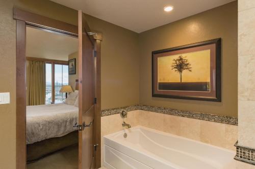 uma casa de banho com banheira e uma cama em Purgatory Lodge Unit 505 em Durango Mountain Resort