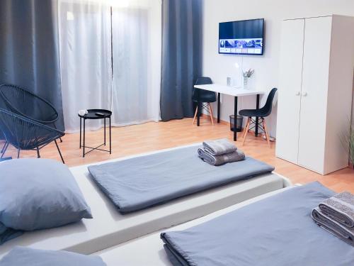 Foto ALFA Apartment Stuttgart Mitte 2 Zimmer City-Lage Berliner Platz Balkon Netflix Küche WM l 2BR 5 Beds 6 People l Fully equipped Kitchen & Bathroom 1
