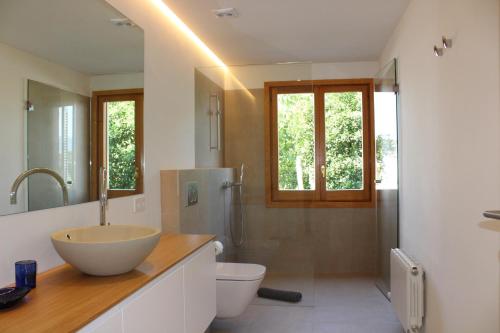 łazienka z umywalką i toaletą w obiekcie Beautiful Mallorca Villa Can Raime 4 Bedrooms Gorgeous Garden Private Pool Palma w mieście Son Sardina