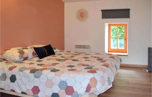 um quarto com uma cama grande e uma janela em 3 Bedroom Beautiful Home In Eyrans em Eyrans-de Soudiac