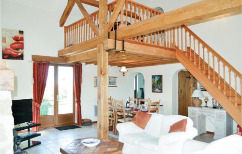 un salon avec un escalier en bois et une table dans l'établissement 3 Bedroom Beautiful Home In St, Saud Lacoussiere, à Saint-Saud-Lacoussière