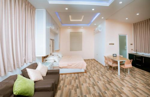 een woonkamer met een bank en een bed bij Savenndra Resorts in Malwana