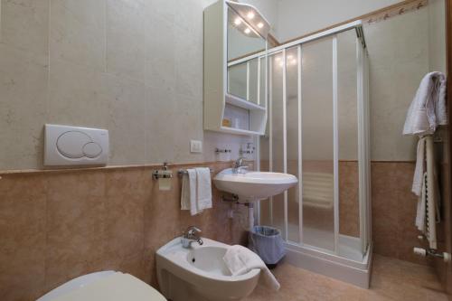 een badkamer met een toilet, een wastafel en een douche bij Casa Vacanza - Casa del Padre Nascimbeni in Torri del Benaco