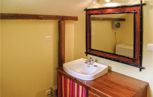 y baño con lavabo y espejo. en 1 Bedroom Gorgeous Home In Brantome, en Brantôme