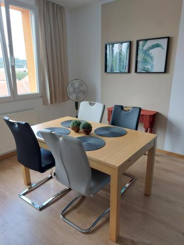einen Holztisch und Stühle in einem Zimmer in der Unterkunft Apartment Graz Murpromenade in Graz