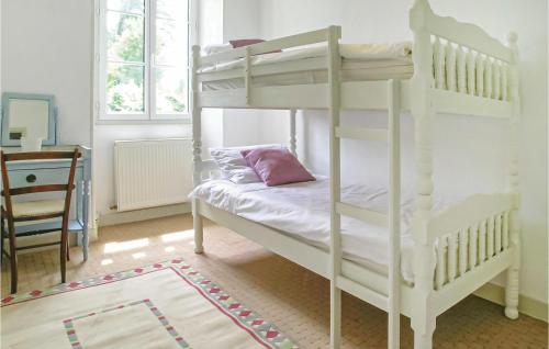 Katil atau katil-katil dalam bilik di 4 Bedroom Amazing Home In Champmillon