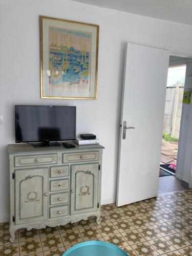 un televisor en la parte superior de un tocador en una habitación en Asteria, en Ouistreham