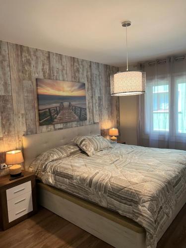 a bedroom with a bed and a painting on the wall at GRAN COLL BLANC Confort in Pas de la Casa