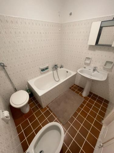 y baño con aseo, bañera y lavamanos. en Casa Vacanze Zingari en Minervino Murge