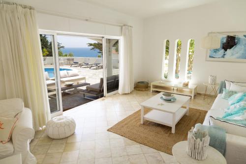 a living room with a couch and a table at Casa Oceanis in Salema