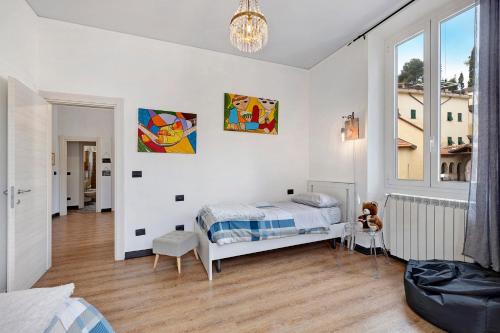 una camera bianca con un letto e una finestra di 4 Passi Mare a Finale Ligure