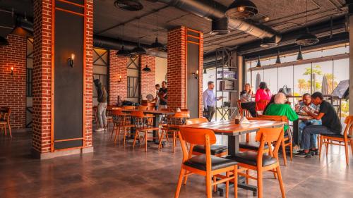 een groep mensen die aan tafels in een restaurant zitten bij Rihana Studio & pool in Borg El Arab