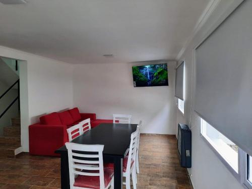 Una televisión o centro de entretenimiento en COMPLEJO LA CASCADA ESQUEL