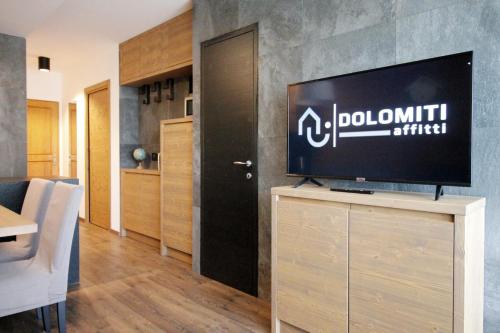 ALPINE HOUSE - Dolomiti Affitti tesisinde bir televizyon ve/veya eğlence merkezi