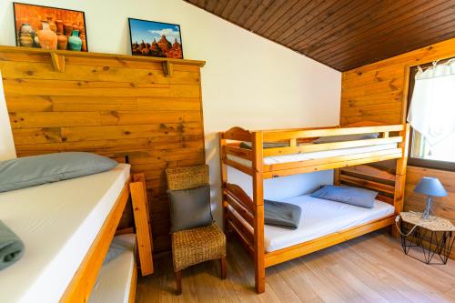 a bedroom with bunk beds in a cabin at Gite le Grand Renaud in Le Bourg-dʼOisans