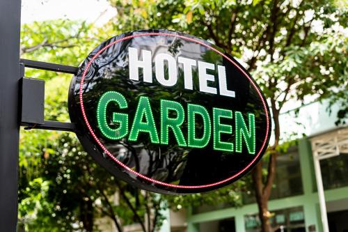 um sinal para um jardim de hotel numa rua em La Palma - Garden Saigon Hotel Phu My Hung em Cidade de Ho Chi Minh