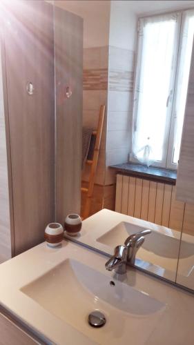 ein Bad mit einem Waschbecken, einer Dusche und einem Spiegel in der Unterkunft LONATE SUITE in Lonate Ceppino