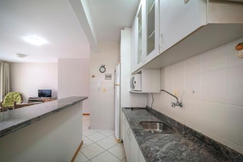 cocina con fregadero y encimera en Aluguel Apartamento 2 quartos 100m Mar Bombas/SC, en Bombinhas
